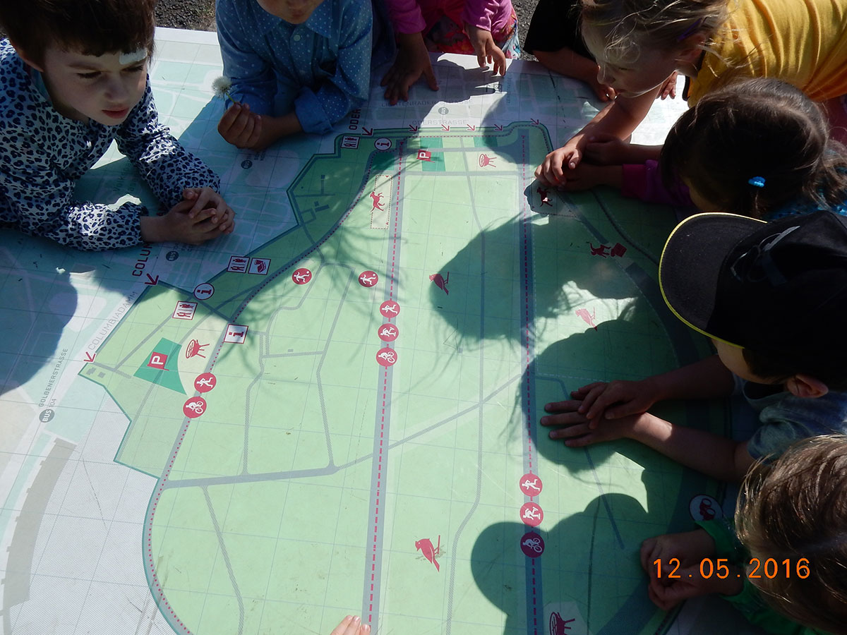 Projekttag, die Kinder inspizieren eine Landkarte